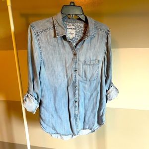 Women’s American Eagle denim shirt; medium